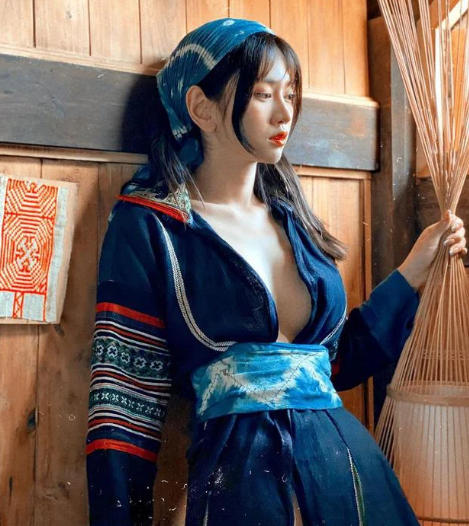 Vẫn là trang phục thổ cẩm nhưng ở một dịp khác, Lê Bống lại không chọn khoe đùi mà lại khoe ngực nhìn vô cùng "nóng mắt".