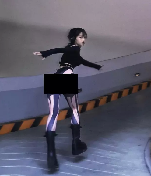 Mặc dù diện quần dài thế nhưng một vài chi tiết trên trang phục cut-out lộ điểm nhạy cảm khiến người xem cũng phải ngượng chín mặt.