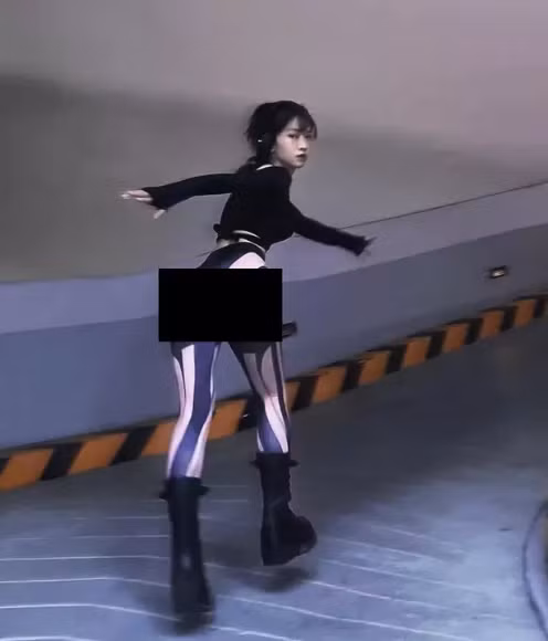 Mặc dù diện quần dài thế nhưng một vài chi tiết trên trang phục cut-out lộ điểm nhạy cảm khiến người xem cũng phải ngượng chín mặt.