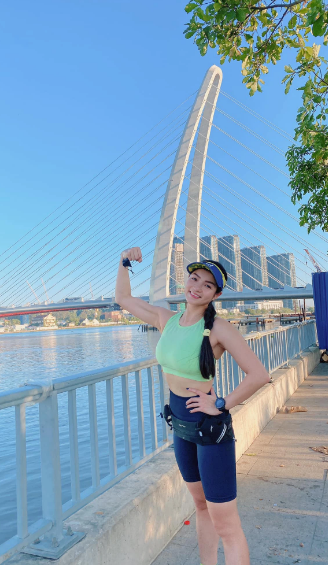 Khi được hỏi về việc lập gia đình, Thuỷ Top chia sẻ dù bố mẹ rất nghiêm khắc nhưng vẫn chưa bao giờ gây áp lực với cô về chuyện chồng con.