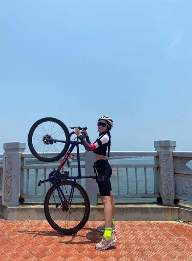 Ở tuổi 35, Thuỷ Top có cuộc sống sung túc vạn người mơ ước, thế nhưng cô nàng vẫn chọn cách độc thân.