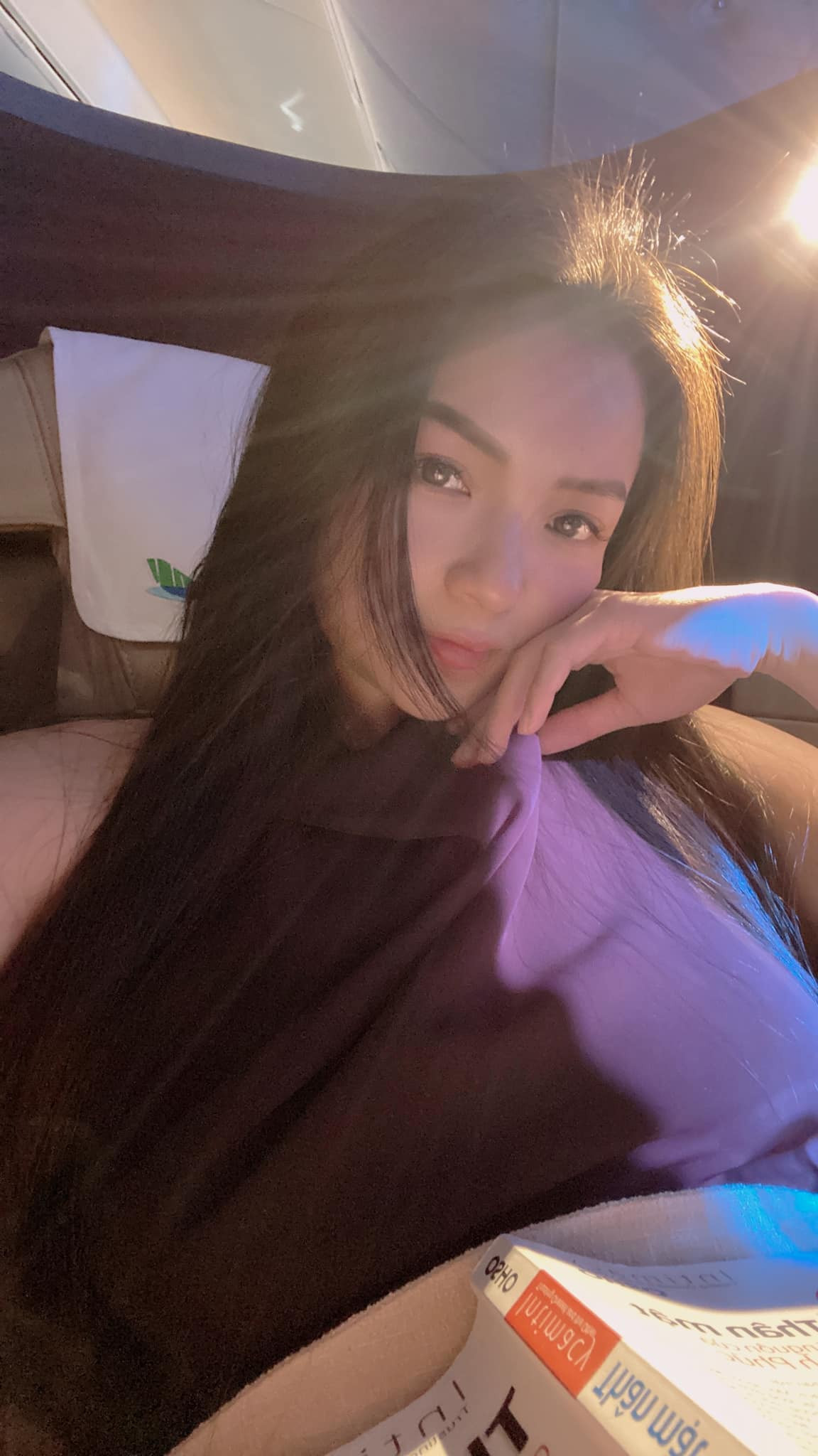 Khác với hình ảnh quyến rũ khi xưa, Thuỷ Top trở nên chín chắn và trưởng thành với những trang phục kín đáo hơn, ra dáng doanh nhân hơn.