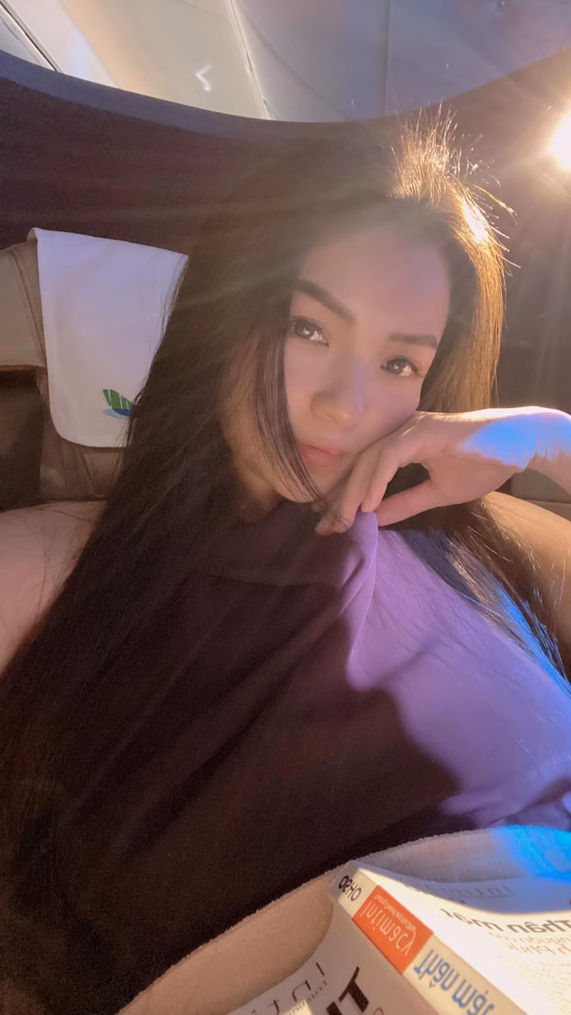 Khác với hình ảnh quyến rũ khi xưa, Thuỷ Top trở nên chín chắn và trưởng thành với những trang phục kín đáo hơn, ra dáng doanh nhân hơn.