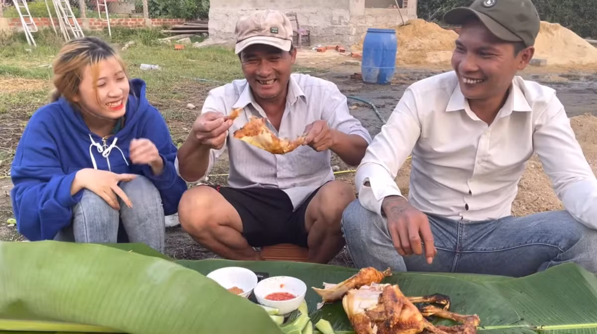 Theo chia sẻ của Lộc Fuho, việc xây nhà lần này nhận được rất nhiều sự hỗ trợ, giúp đỡ từ ba má vợ. Miếng đất dùng để xây nhà là của ba má và Lộc đang mượn.