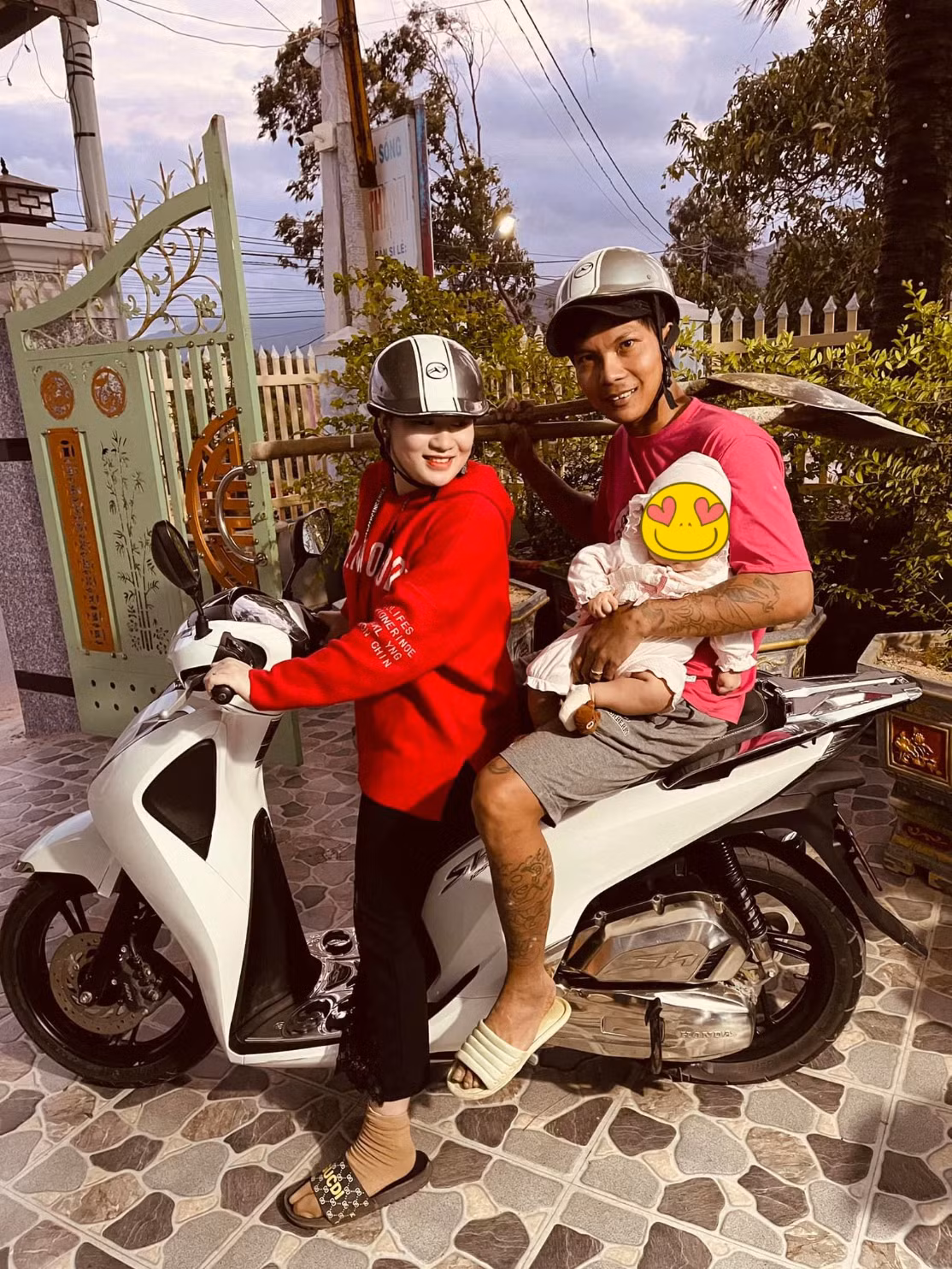 Trong quá trình xây dựng khoảng 1 tháng vừa qua, Lộc bận nhiều việc nên chủ yếu đều do ba vợ làm.