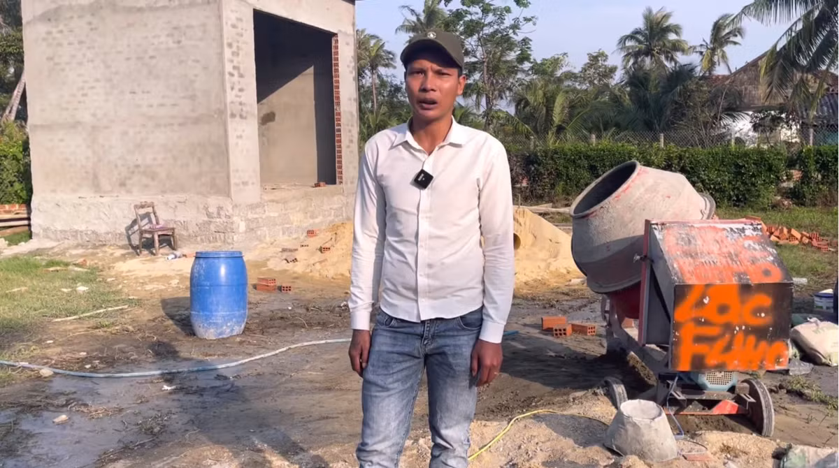 Mua xe chưa lâu, mới đây nam Youtuber này còn gây choáng hơn khi khoe căn nhà mới thứ hai đang xây. Được biết căn nhà này rộng 16m2, chi phí xây dựng khoảng 50 - 60 triệu đồng và Lộc dự định sẽ dùng để làm việc.