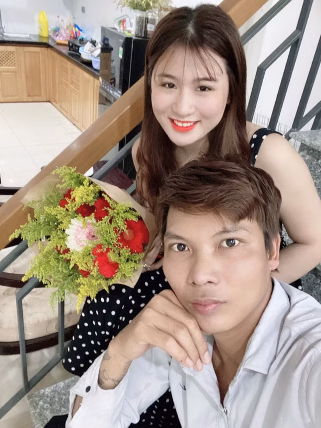 Từ một thanh niên mồ côi, phải ở nhà không tô vách bây giờ "hiện tượng mạng" Lộc Fuho đã có vợ đẹp con ngoan, nhà cao cửa rộng và mua được cả xe ô tô gần 700 triệu.