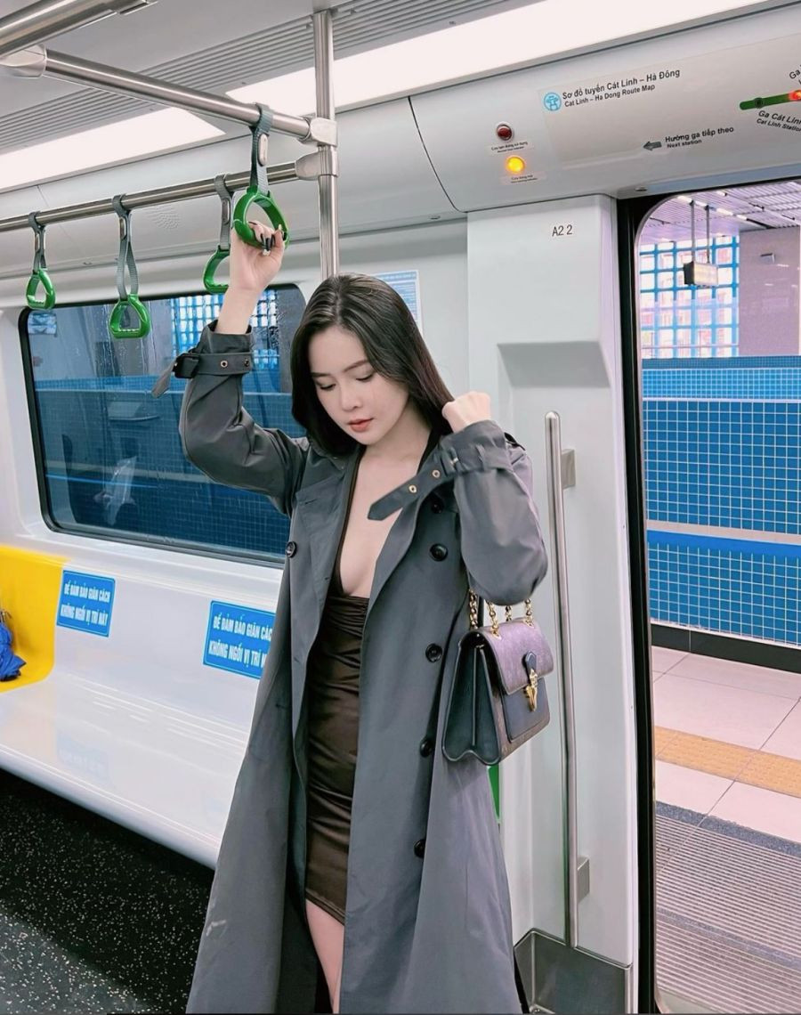 Mới đây, Thái Thảo Nguyên nhận được lời khen khi xuất hiện xinh đẹp trên tàu điện Cát Linh - Hà Đông với phong cách gợi cảm.