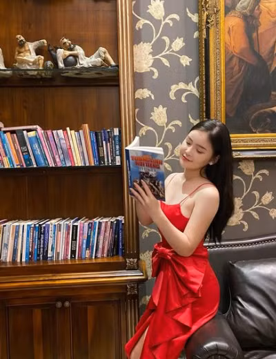 Không chỉ xinh đẹp, Thảo Nguyên từng đạt được nhiều thành tích trong thể thao, âm nhạc. Phải kể đến như HCV cờ tướng thành phố, giải Khuyến khích hát đơn ca thành phố, ...