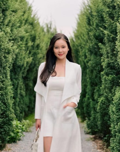 Người đẹp số 1 Đà Nẵng diện váy ôm sát có phần xẻ ngực sâu, để lộ vòng 1 nửa kín nửa hở. Để tránh ánh nhìn dò xét từ những người xung quanh, Thái Thảo Nguyên khéo léo chọn thêm áo khoác dáng dài mặc ngoài.