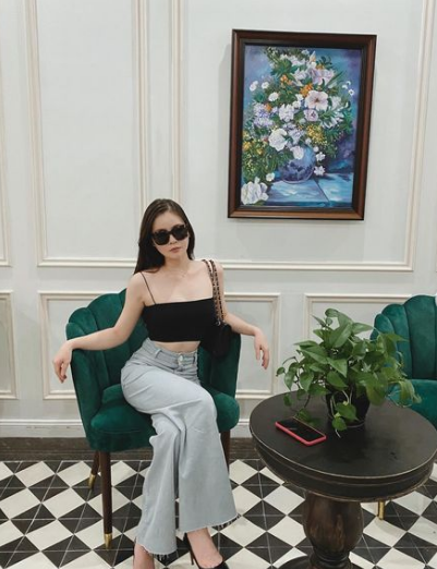 Thuộc hội con nhà giàu, lại có nhan sắc xinh đẹp nên Thái Thảo Nguyên được cư dân mạng gọi là "hot girl số 1" Đà Nẵng.