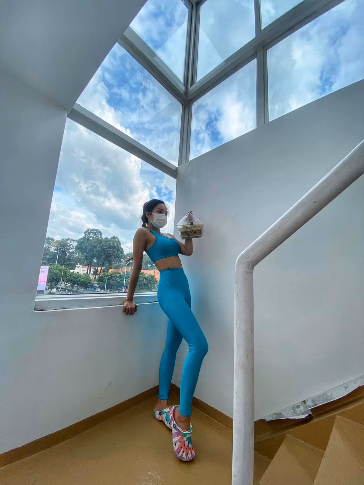 Nàng tiếp viên hàng không mặt xinh dáng chuẩn nhờ tập yoga mọi lúc mọi nơi.