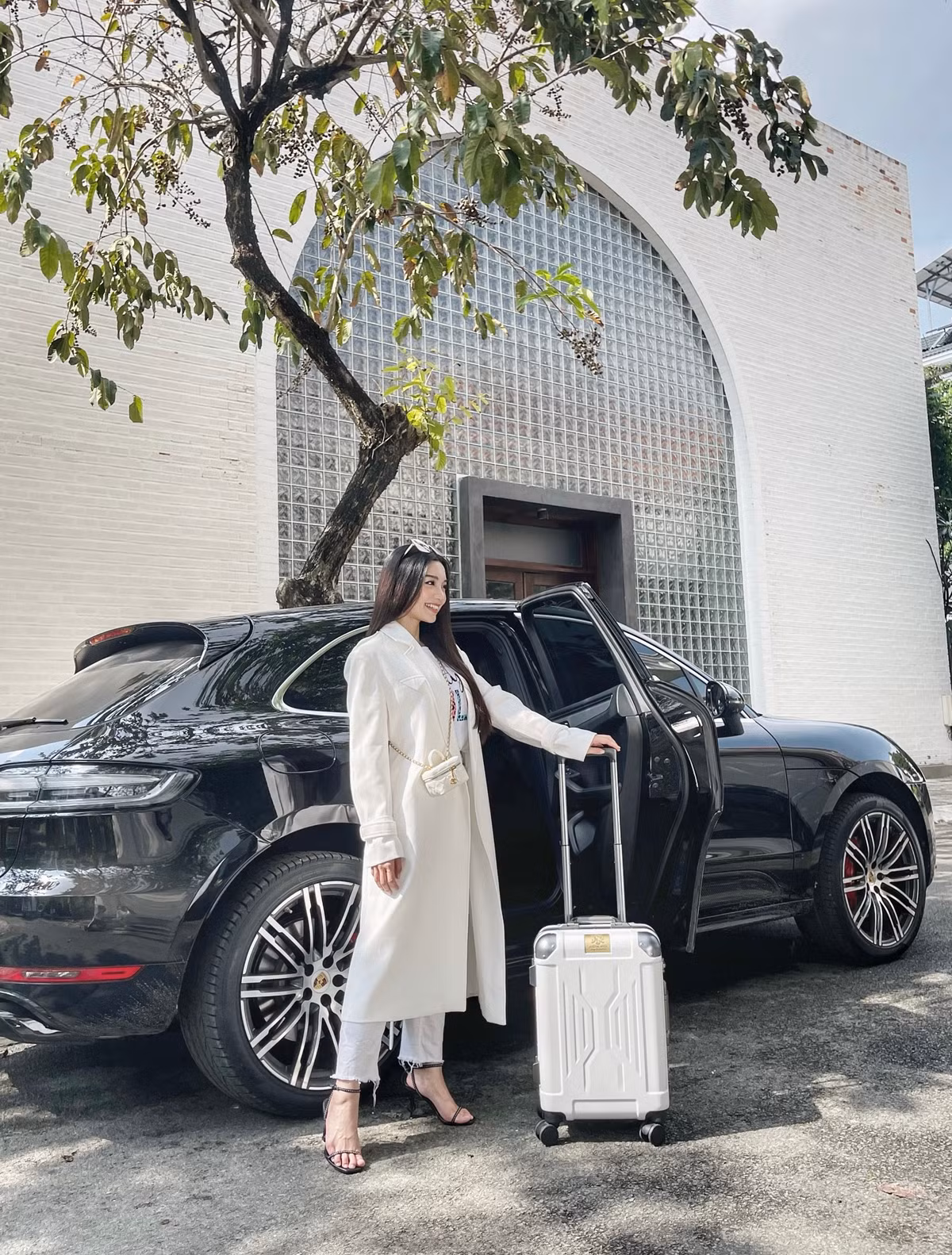 Vòng eo phẳng lỳ, rãnh bụng quyến rũ của hot girl Trinh Võ khiến bao người mơ ước.