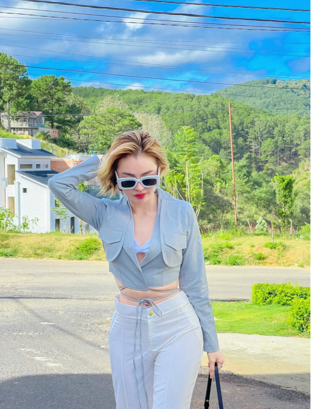 Trong đoạn video, "hot girl thị phi" đứng trong căn phòng màu trắng xinh xắn, xung quanh có rất nhiều hoa tươi. Cô tiết lộ đây là ngôi nhà mình mới mua bên cạnh miếng đất 20 tỷ vừa xuống tay cách đây 3 ngày.