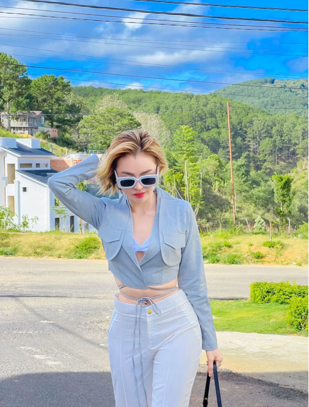 Trong đoạn video, "hot girl thị phi" đứng trong căn phòng màu trắng xinh xắn, xung quanh có rất nhiều hoa tươi. Cô tiết lộ đây là ngôi nhà mình mới mua bên cạnh miếng đất 20 tỷ vừa xuống tay cách đây 3 ngày.