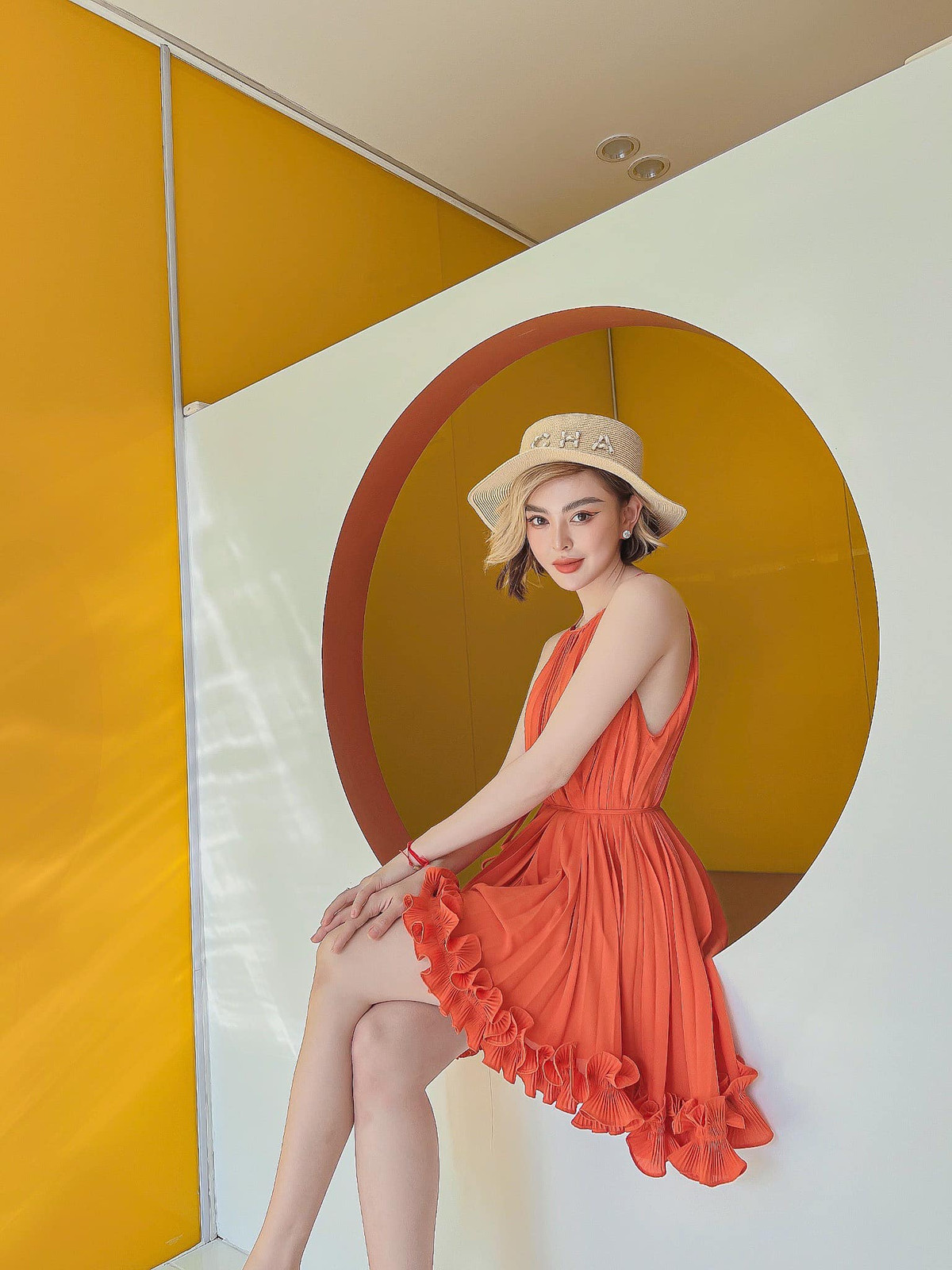 Có lẽ vì công việc kinh doanh thuận lợi, cô có điều kiện tậu bất động sản, sắm siêu xe, chơi kim cương, dùng hàng hiệu và báo hiếu cha mẹ.