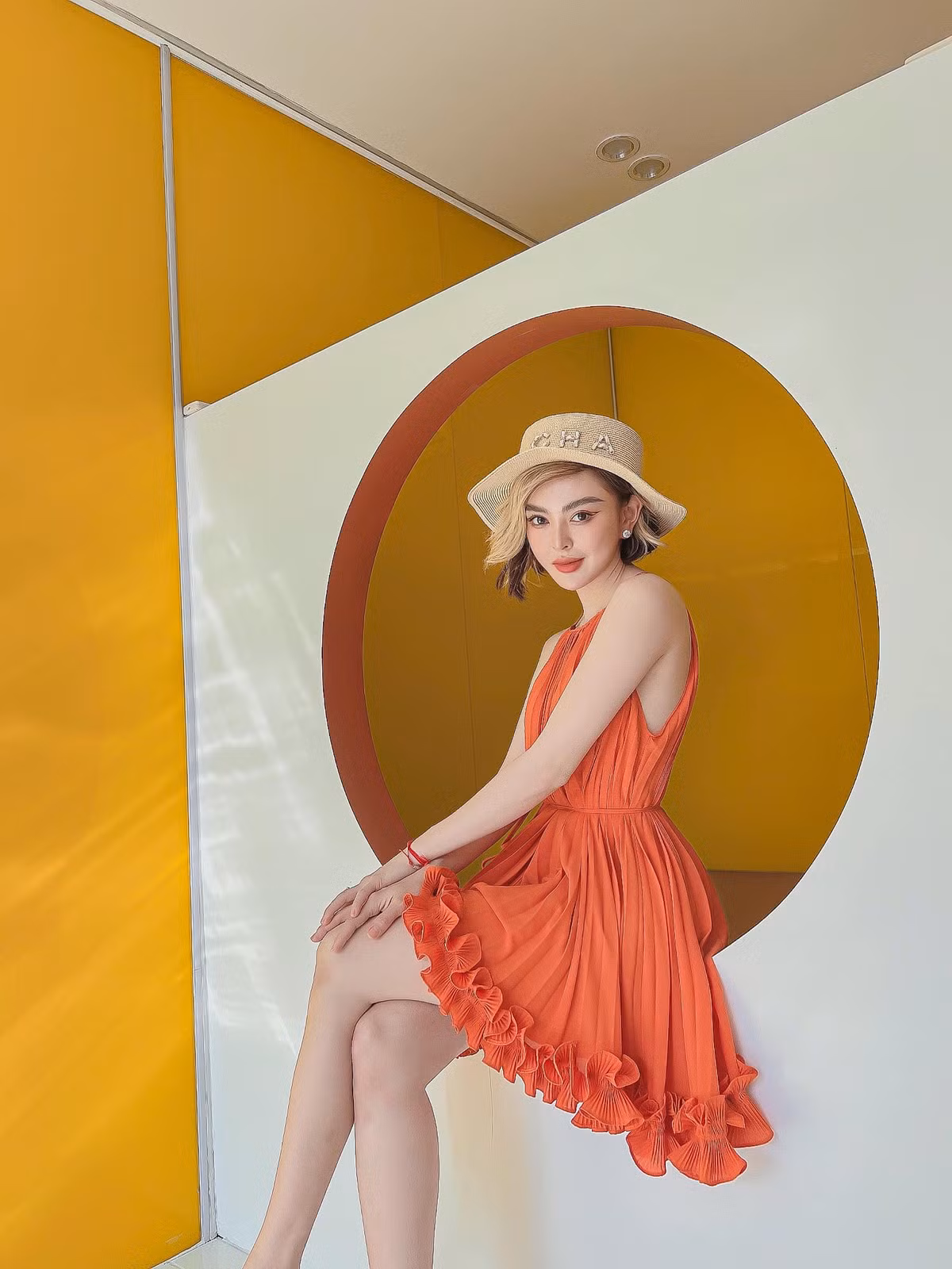 Có lẽ vì công việc kinh doanh thuận lợi, cô có điều kiện tậu bất động sản, sắm siêu xe, chơi kim cương, dùng hàng hiệu và báo hiếu cha mẹ.