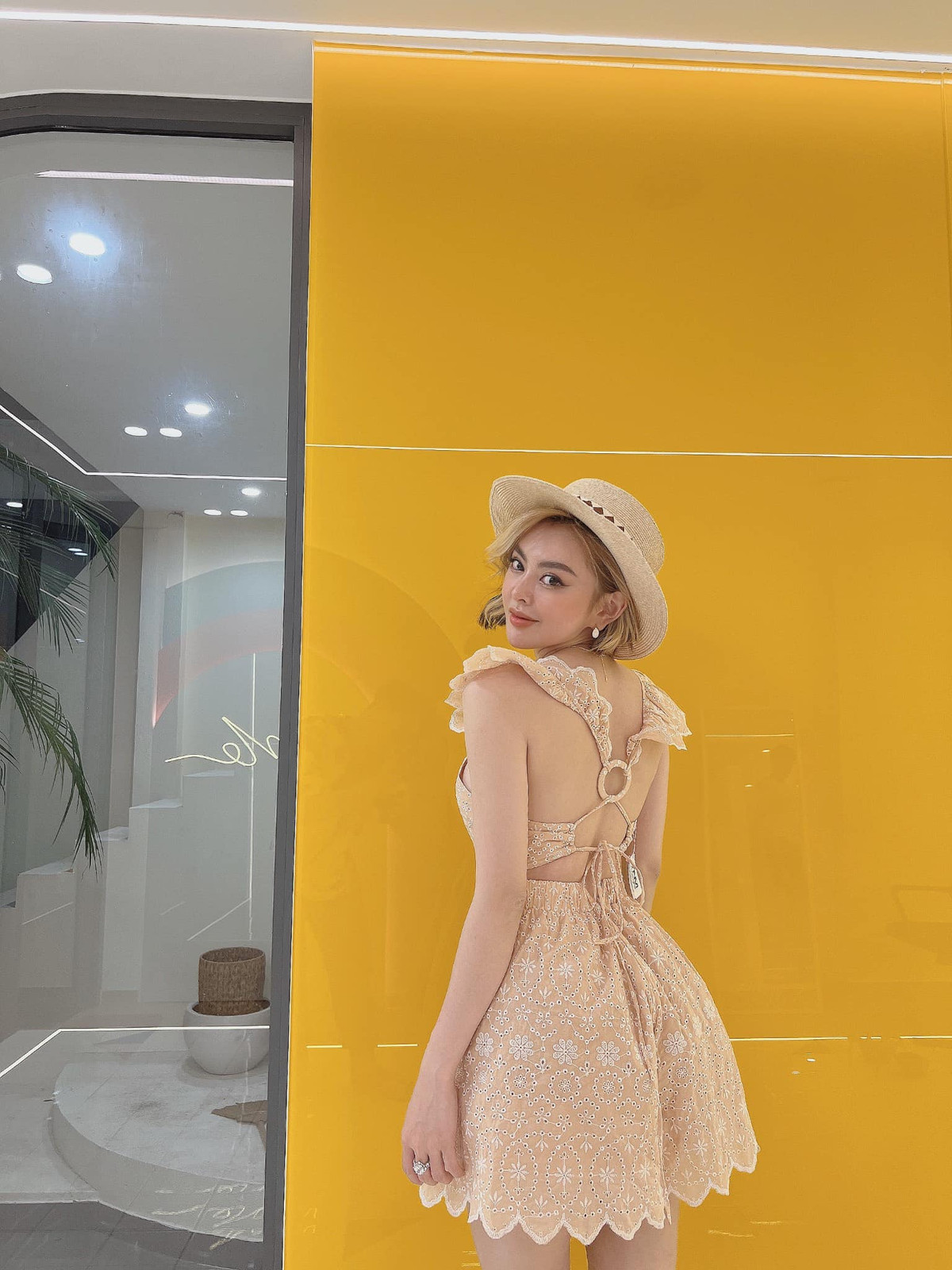 Ngoài những thông tin về vụ xô xát vào đầu năm, netizen còn đặc biệt chú ý đến hot girl Trang Nemo vì độ chịu chi, chịu chơi của cô chủ shop này.