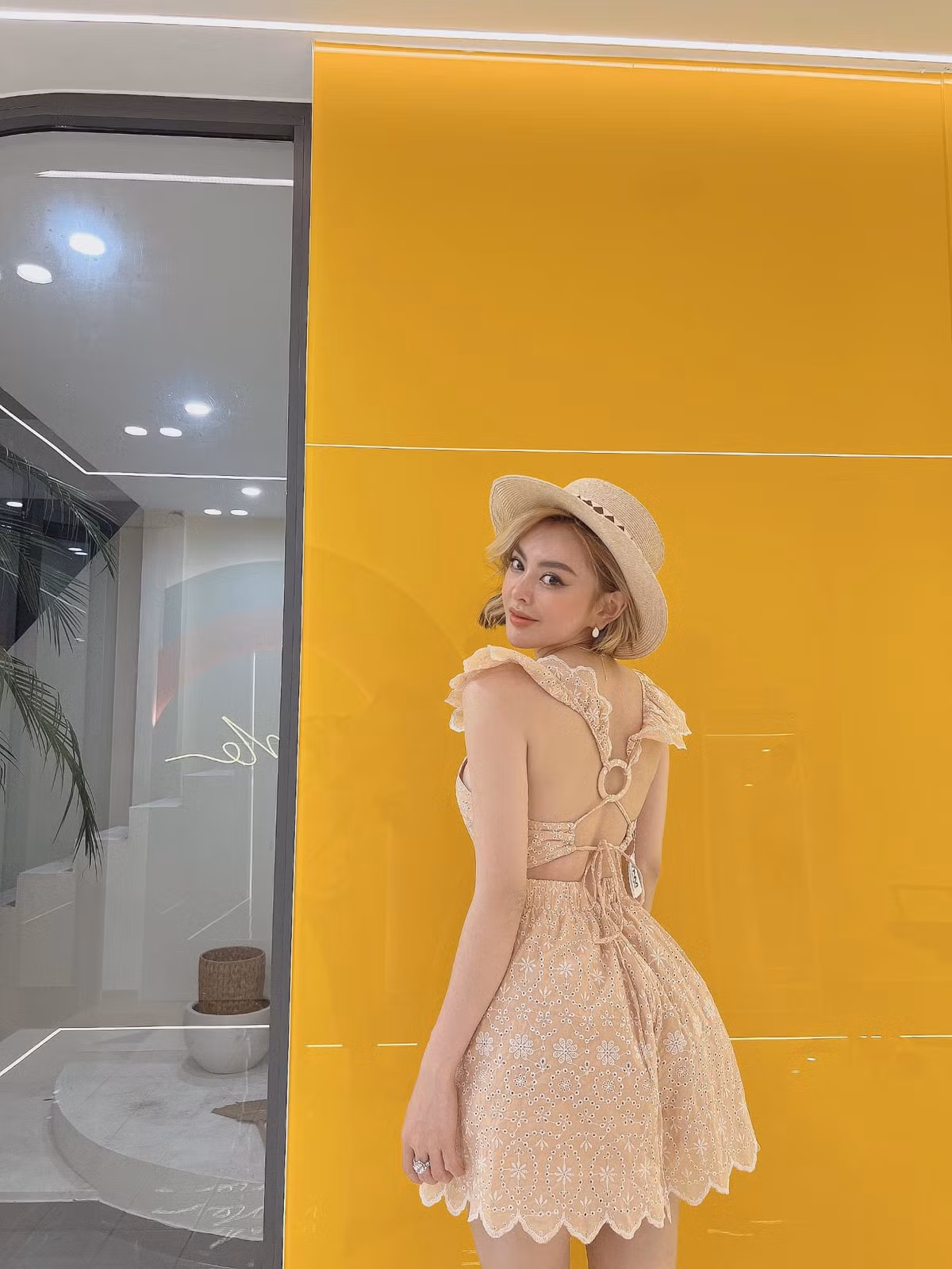 Ngoài những thông tin về vụ xô xát vào đầu năm, netizen còn đặc biệt chú ý đến hot girl Trang Nemo vì độ chịu chi, chịu chơi của cô chủ shop này.