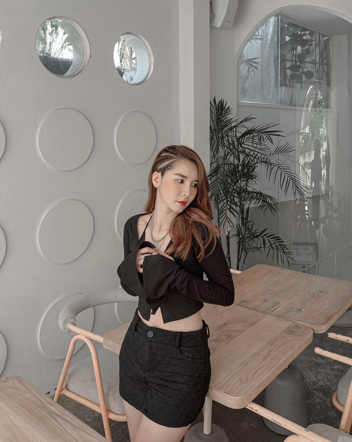 Không cần mặc đồ quá hở hang, song người hâm mộ có thể thấy được body thon gọn đầy quyến rũ của Ngân Sát Thủ cực "mlem" dù chỉ chụp ảnh sương sương.