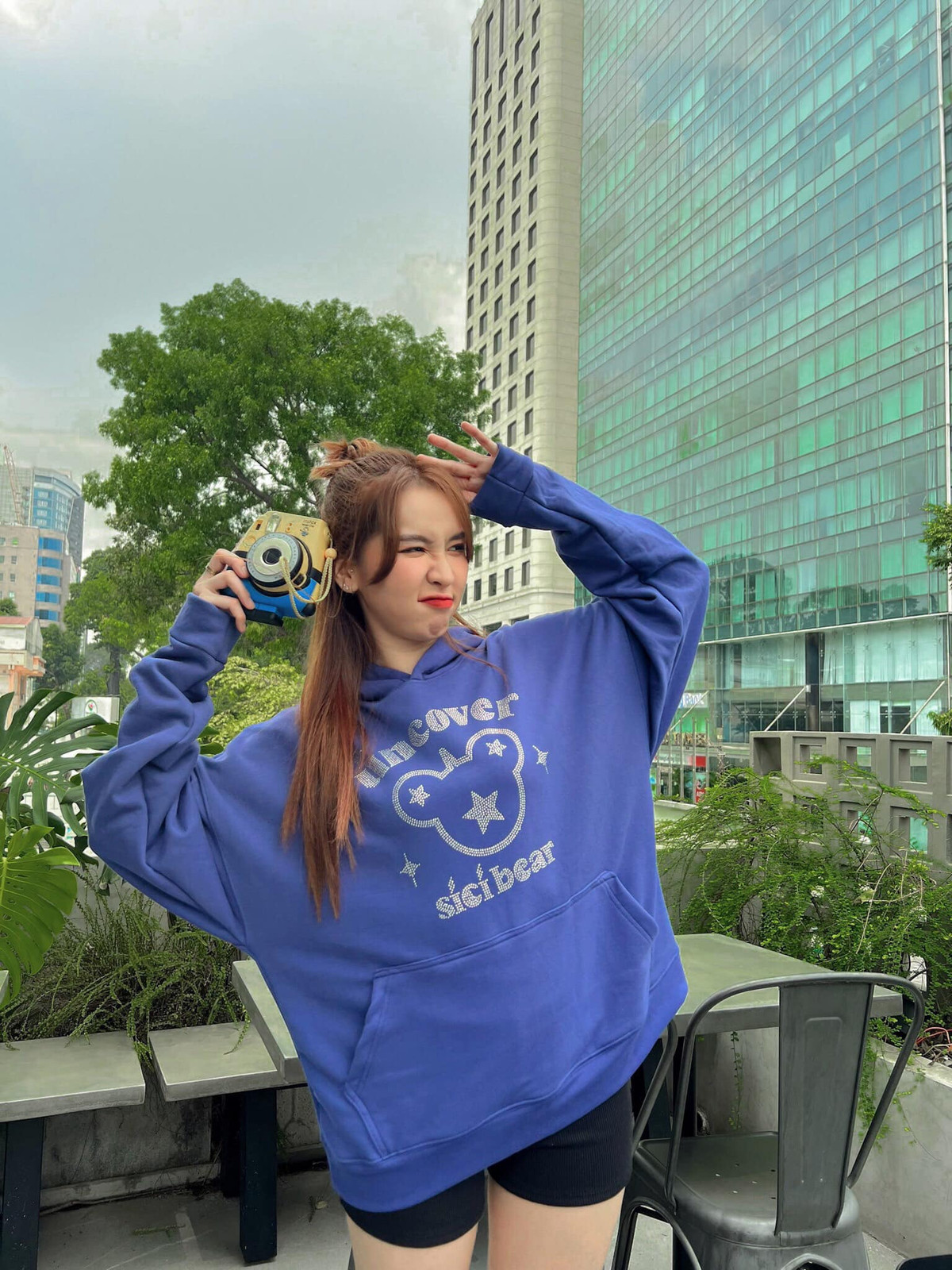 Bên cạnh đó, nhiều fan đã nhận ra rằng, vòng eo thon gọn này là do cô nàng đã có chế độ ăn uống hợp lý cùng với việc thường xuyên tham gia các lớp nhảy, thể dục thể thao mà thành.