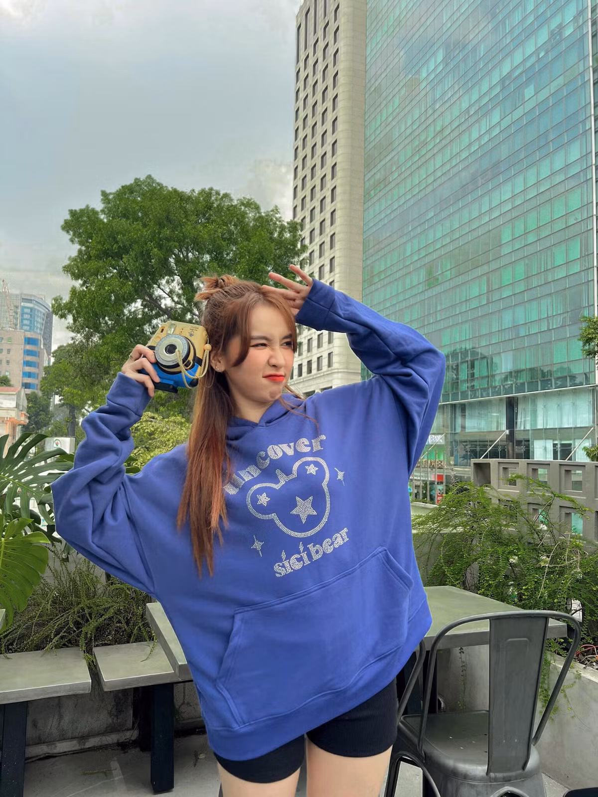 Bên cạnh đó, nhiều fan đã nhận ra rằng, vòng eo thon gọn này là do cô nàng đã có chế độ ăn uống hợp lý cùng với việc thường xuyên tham gia các lớp nhảy, thể dục thể thao mà thành.