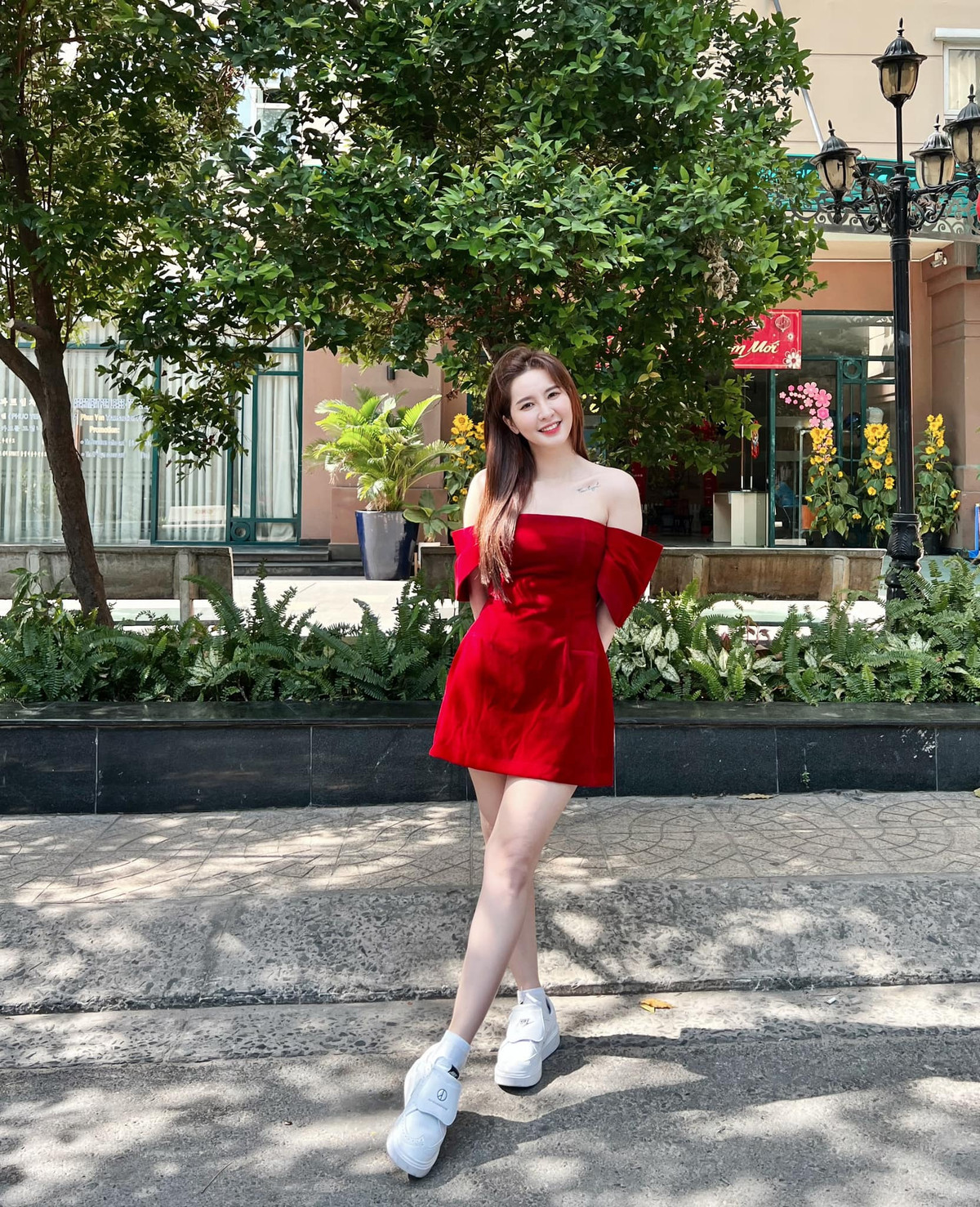 Sau khi chia tay, nếu như bạn trai cũ vướng vào không ít lùm xùm thì Ngân Sát Thủ lại âm thầm hơn khá nhiều.