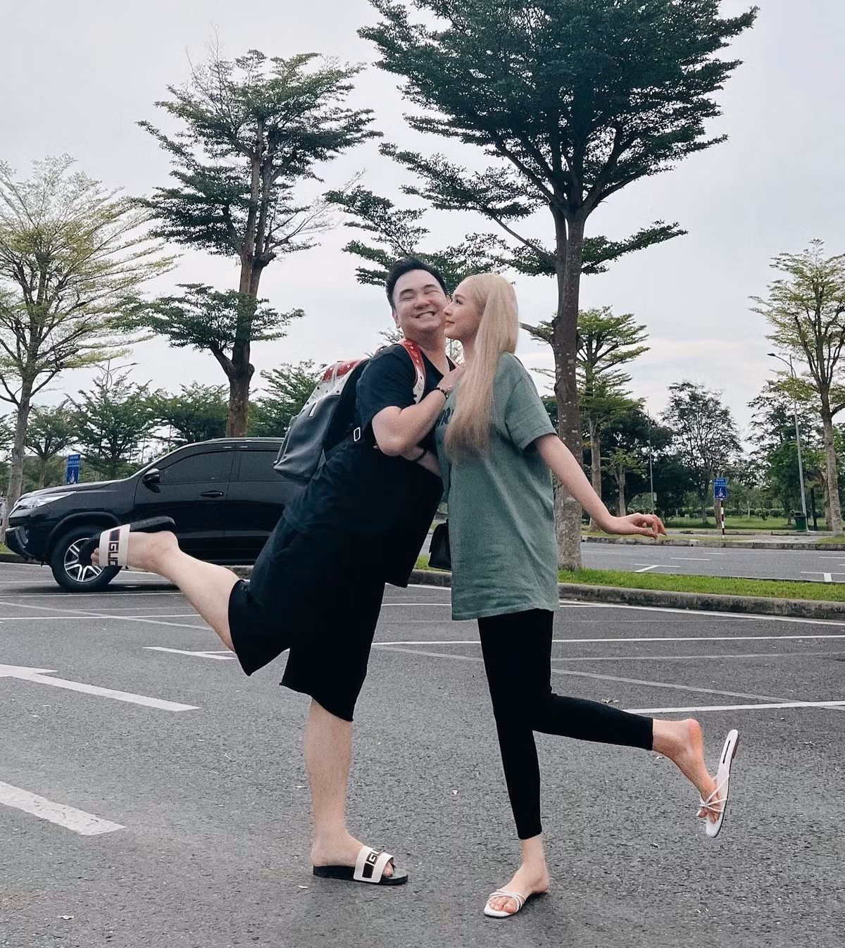 Từ sau khi kết hôn với chồng đại gia, cuộc sống hôn nhân của nàng hot girl 2K này luôn là đề tài bàn tán của netizen.