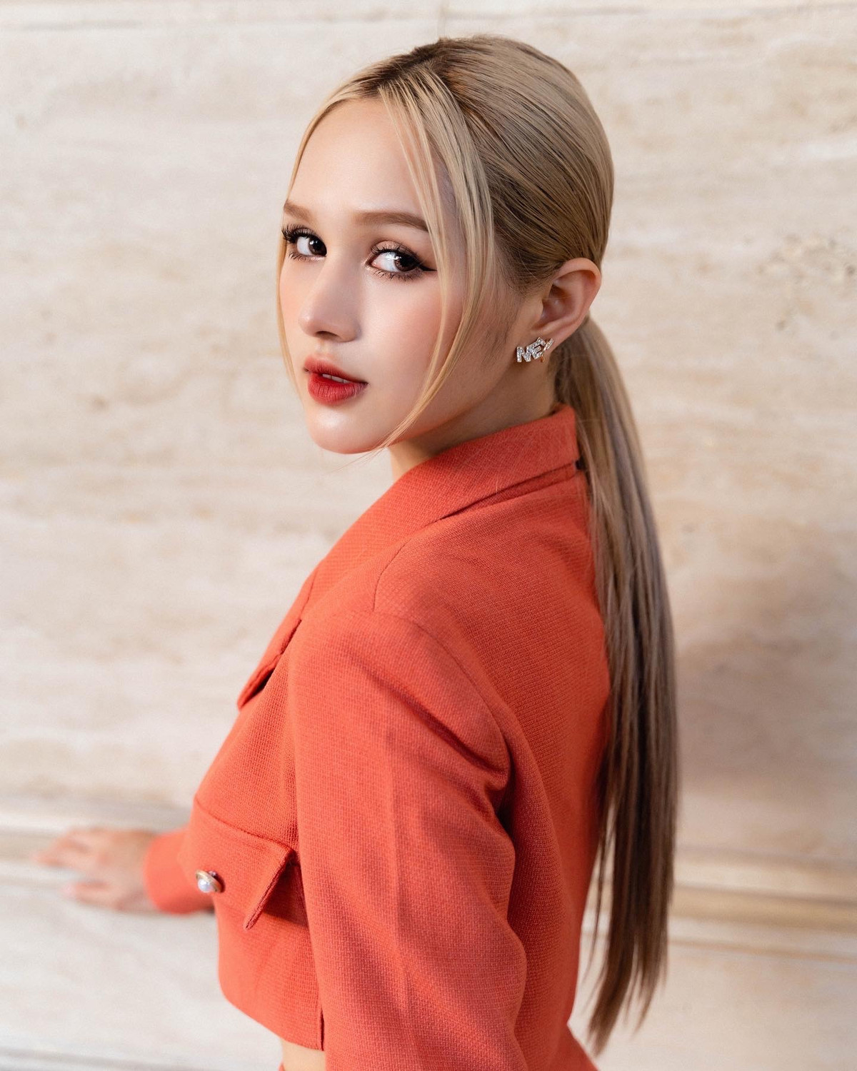 Cụ thể, Xoài Non cho biết: "Mình không phải dạng nhà nghèo, thiếu thốn cần trai nuôi nên ai chửi mình yêu vì tiền thì mình cũng thông cảm vì bản thân họ phải thế nào thì mới nói người ta như vậy". Ngoài ra, Xoài Non đến với chồng vì tình yêu chân chính. Cả 2 cũng độc lập về kinh tế, tiền của ai kiếm được người ấy quản.