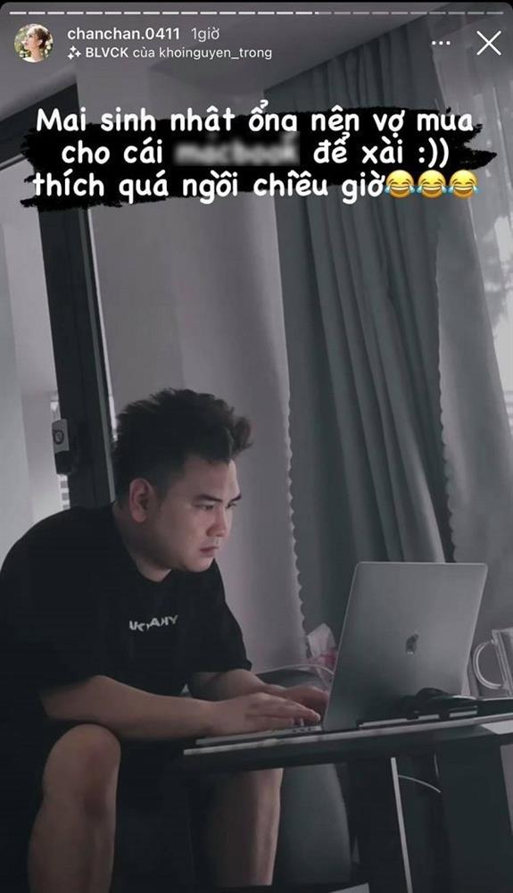 Trước những câu hỏi này Xoài Non đã không ngần ngại mà đáp trả: "Từ lúc yêu đến giờ, chưa bao giờ Trang nghĩ sẽ sống dựa vào tiền của chồng". Chưa hết, cô nàng còn khẳng định: "Chan với Hiếu là xài tiền riêng nhé. Không ai quản tiền của ai cả".