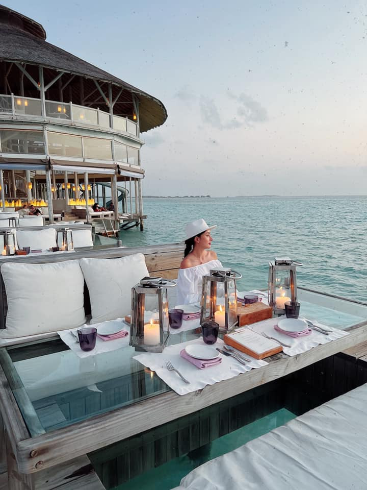 Ngoài nhiều bất động sản đắt đỏ, Angela Chu hiện đang sống trong căn biệt thự rộng lớn cùng nhà chồng, riêng căn bếp chồng cô đầu tư cho vợ lên tới 3,7 tỷ đồng.