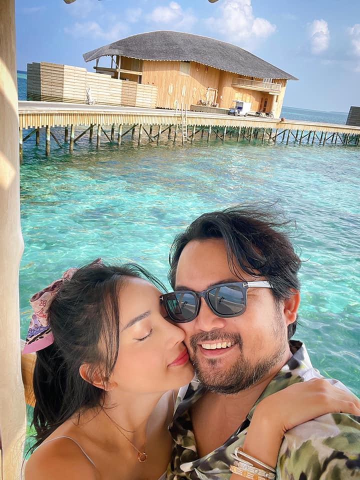 Như vậy, tính cả chi phi đi lại cùng các khoản dịch vụ, cặp người đẹp và đại gia đã phải chi số tiền lên tới 2 tỷ.