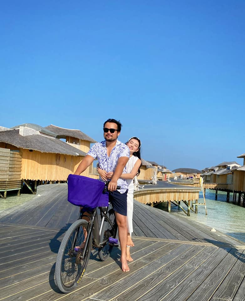 Ngoài ra, hot girl sở hữu nhiều siêu xe sang trọng, hàng hiệu đắt đỏ và thường xuyên có những chuyến du lịch bên chồng đại gia. Ảnh: Tổng hợp