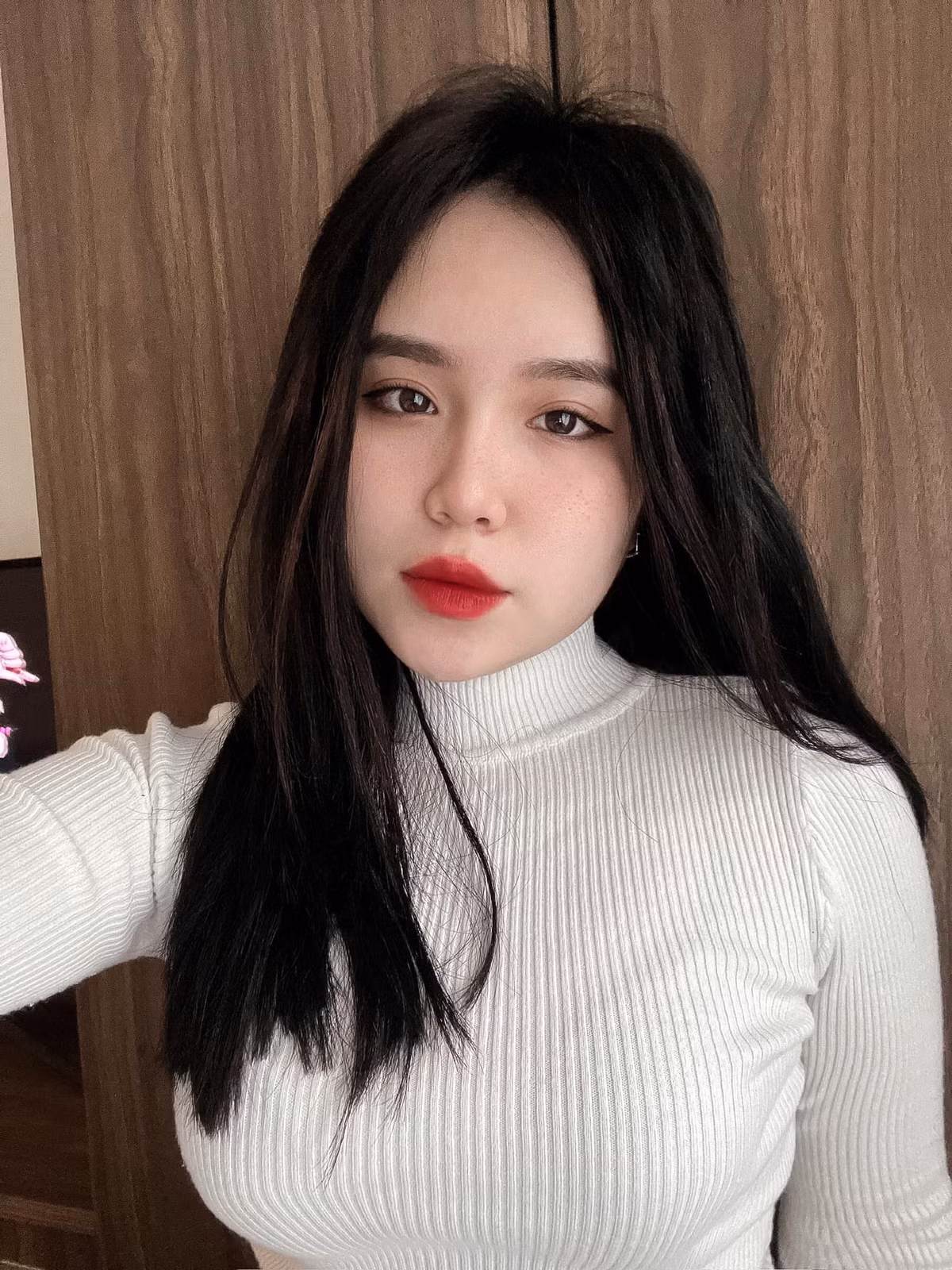 Ngoài thời gian dành cho việc học, Nhung là người mẫu ảnh quảng cáo thời trang, gặp gỡ bạn bè và chơi với thú cưng.