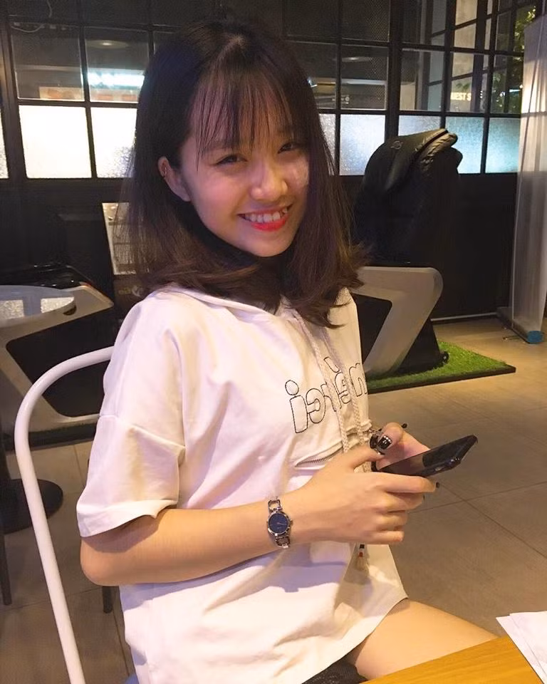 Cẩm Nhung thời điểm đó nhanh chóng được cư dân mạng truy lùng thông tin, họ còn gọi cô nàng là gương mặt hot girl “gieo thương nhớ” cho cộng đồng mạng.