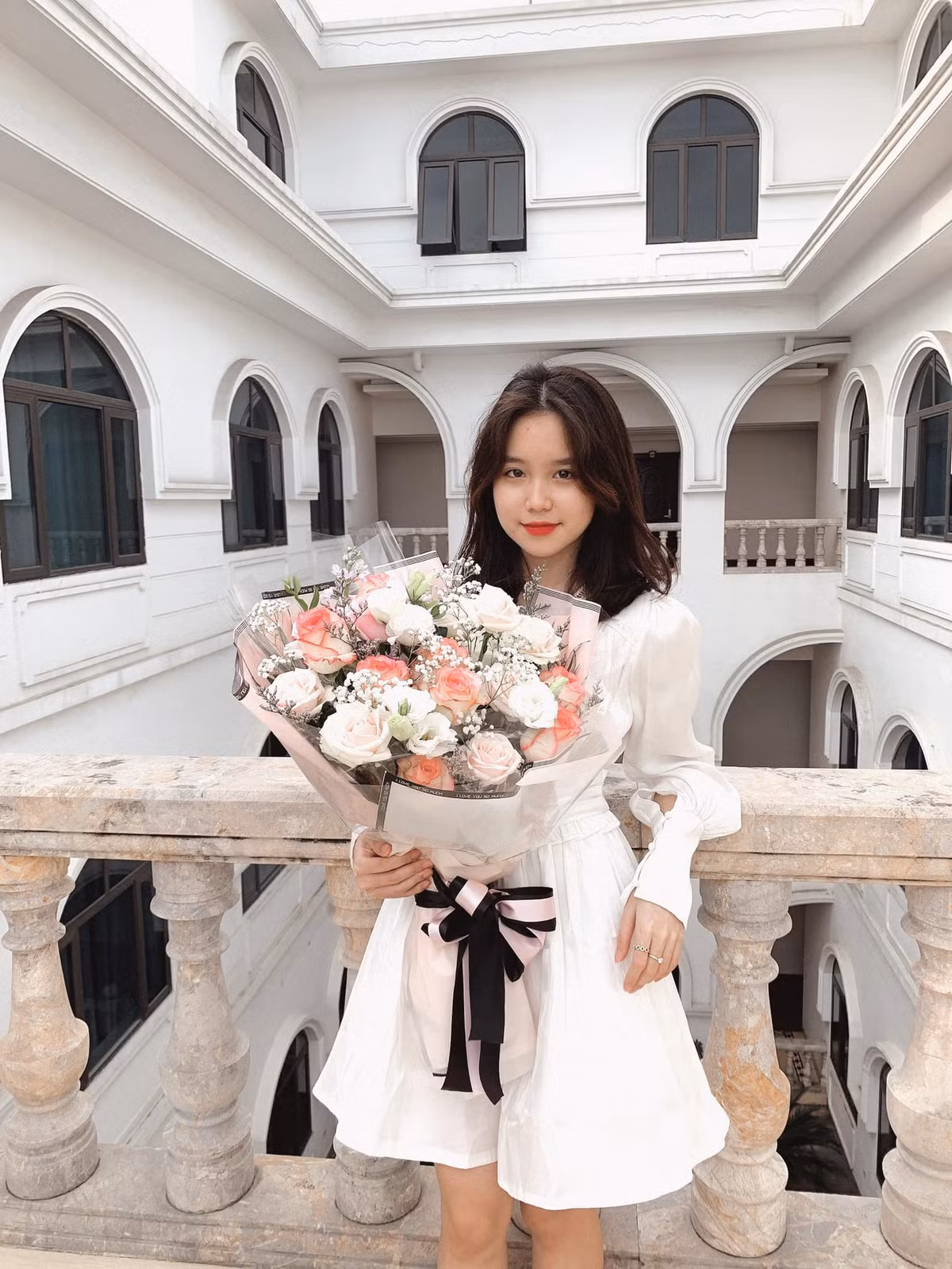 Mọi người xung quanh thường nhận xét Nhung là một người dễ mến, dễ gần, đôi lúc hơi bướng bỉnh một chút.
