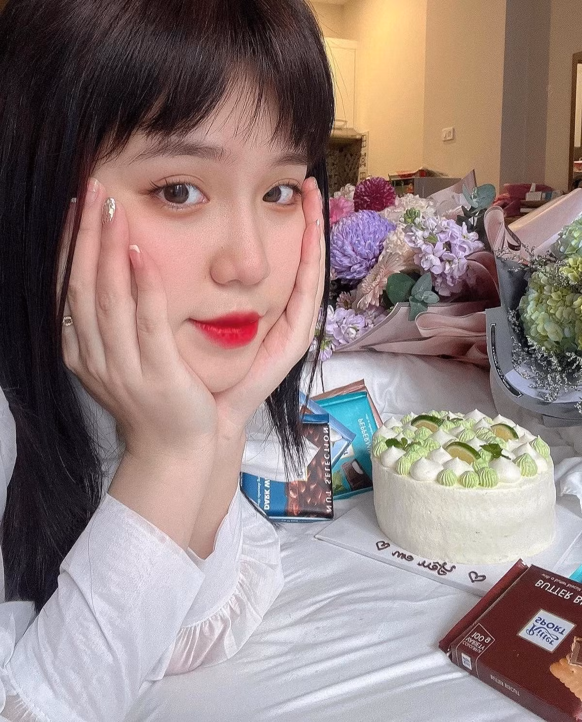 Cẩm Nhung vẫn giữ được nhan sắc vạn người mê đắm như thời nổi tiếng cách đây 4 năm.