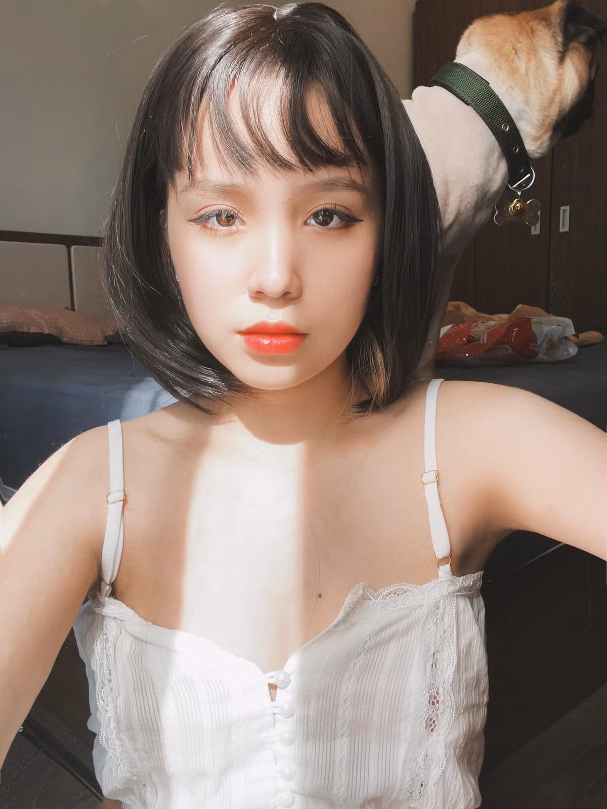 Cẩm Nhung chia sẻ rằng, cô thường không thể hiện tính cách của mình trên mạng xã hội. Đồng thời Nhung khá kín tiếng trong chuyện đời tư của mình. Ảnh: FBNV