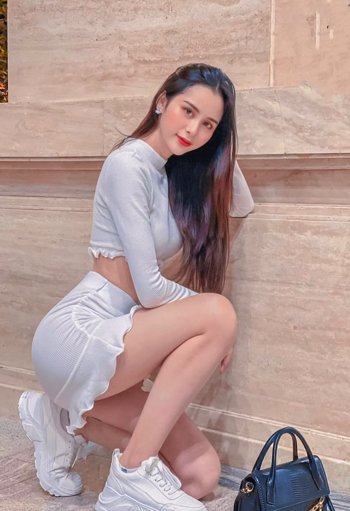 Cô luôn duy trì hình thể ở phong độ tốt nhất với eo thon, ngực nở quyến rũ.