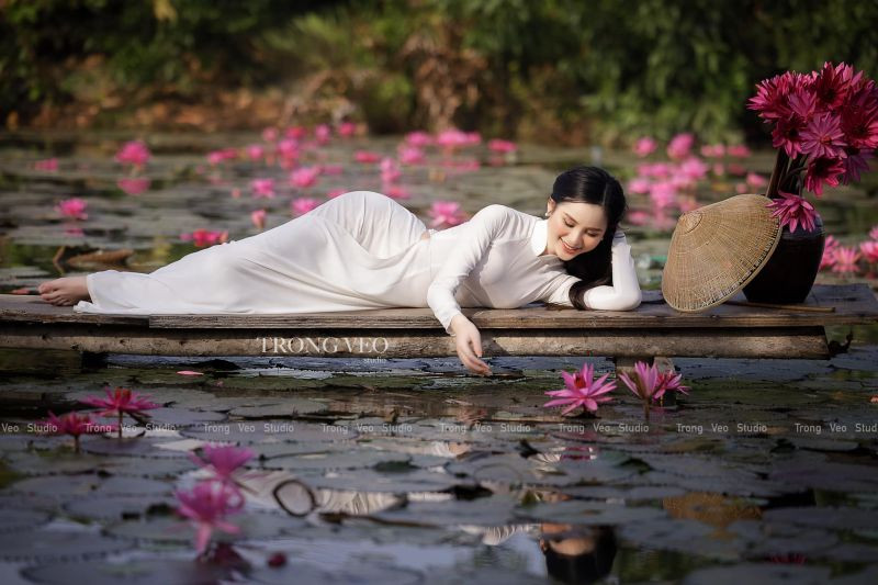 Tường Vi là hot girl chuyển giới từng gây sốt cộng đồng mạng vì câu chuyện bỏ nhà đi năm 17 tuổi của mình. Cô là Á hậu 2 của cuộc thi Đại Sứ Hoàn Mỹ.