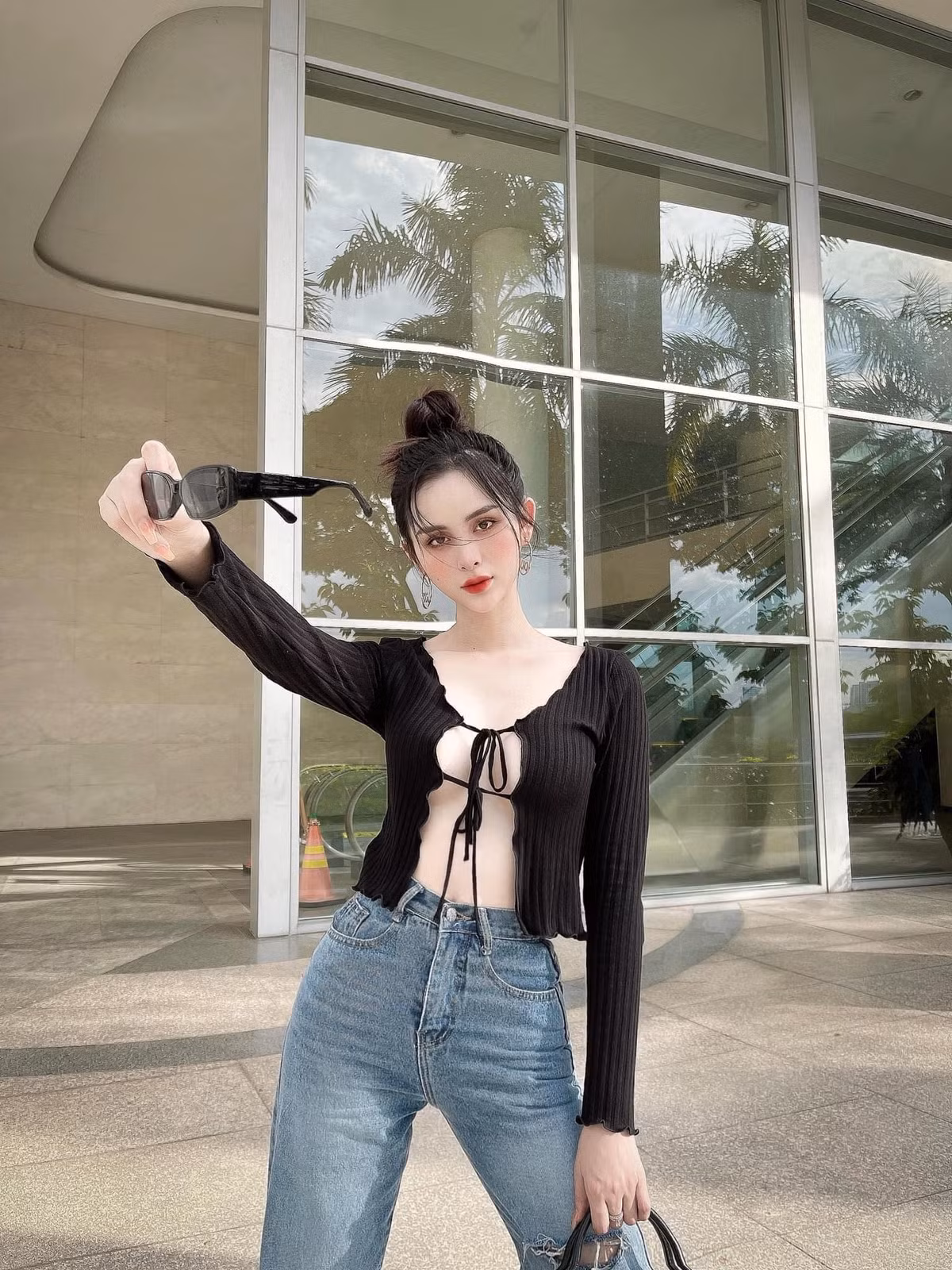 Vóc dáng mảnh mai của cô phù hợp với những bộ hình thời trang trong veo. Cũng chính từ đây mà người hâm mộ gọi cô với cái tên khác mỹ miều hơn là "tiên nữ Đắk Nia".