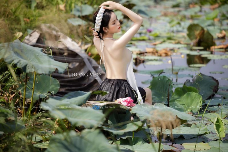 Người đẹp chuyển giới sở hữu gương mặt đẹp ngọt ngào và vóc dáng nóng bỏng. Thời gian gần đây Tường Vi thường xuyên thực hiện nhiều bộ ảnh có chút táo bạo.