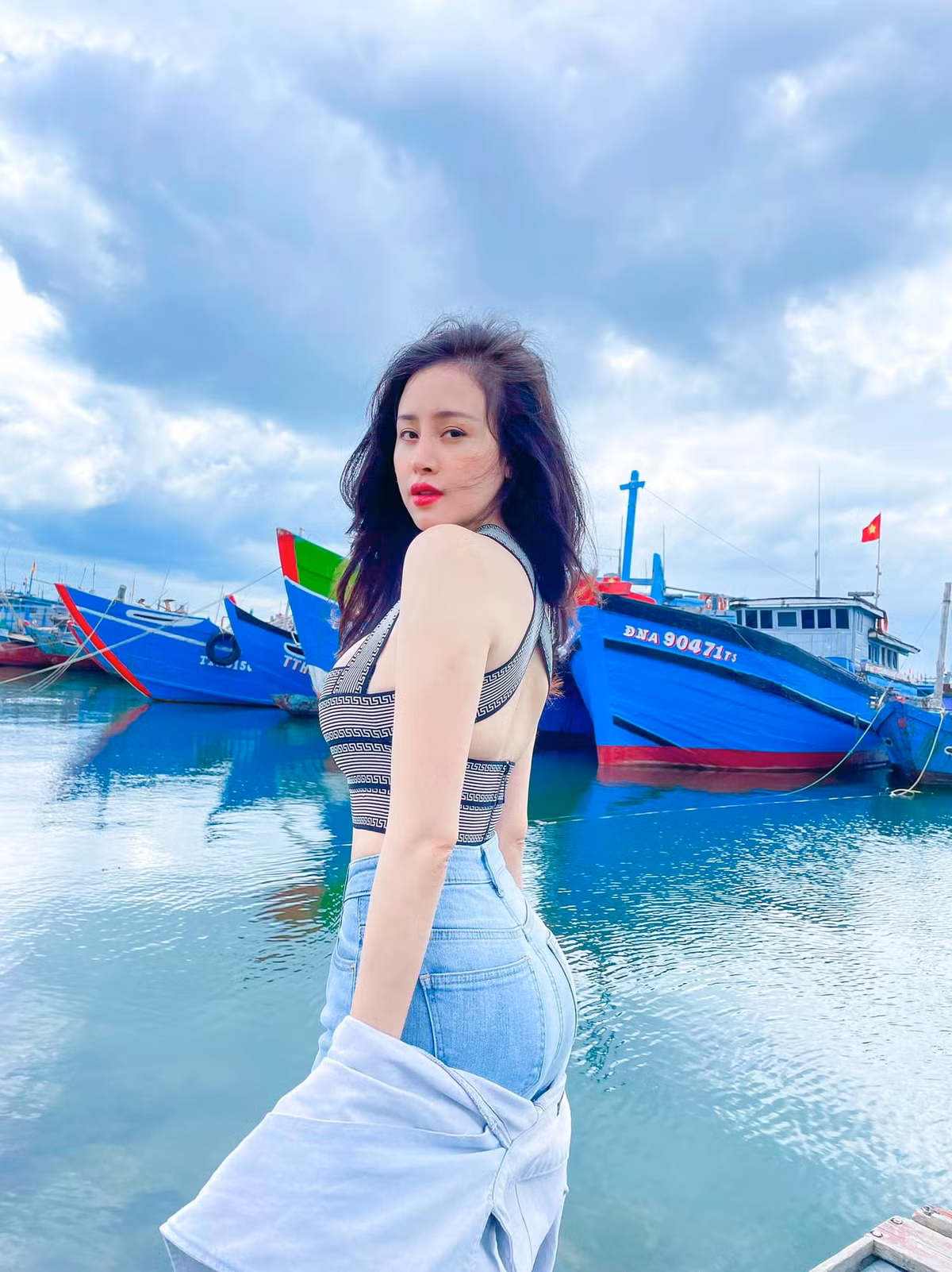 Cô nàng mua căn hộ cao cấp đầu tiên vào năm 24 tuổi. Đến năm 2021, Huyền Anh cũng mua tặng cho mẹ một căn nhà ở một quận trung tâm TP Hồ Chí Minh.