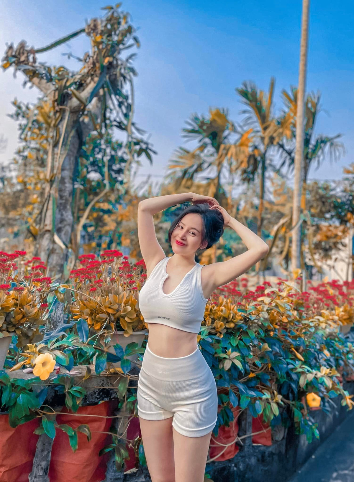 Bên cạnh công việc mẫu ảnh, Facebook cá nhân của cô cũng là nơi chia sẻ những hình ảnh hết sức bình dị về cuộc sống nơi quê nhà.