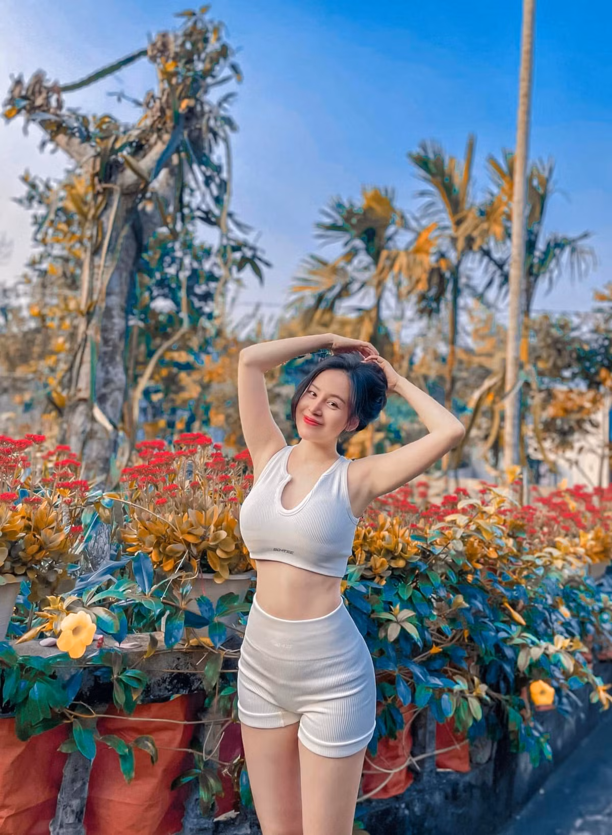 Bên cạnh công việc mẫu ảnh, Facebook cá nhân của cô cũng là nơi chia sẻ những hình ảnh hết sức bình dị về cuộc sống nơi quê nhà.