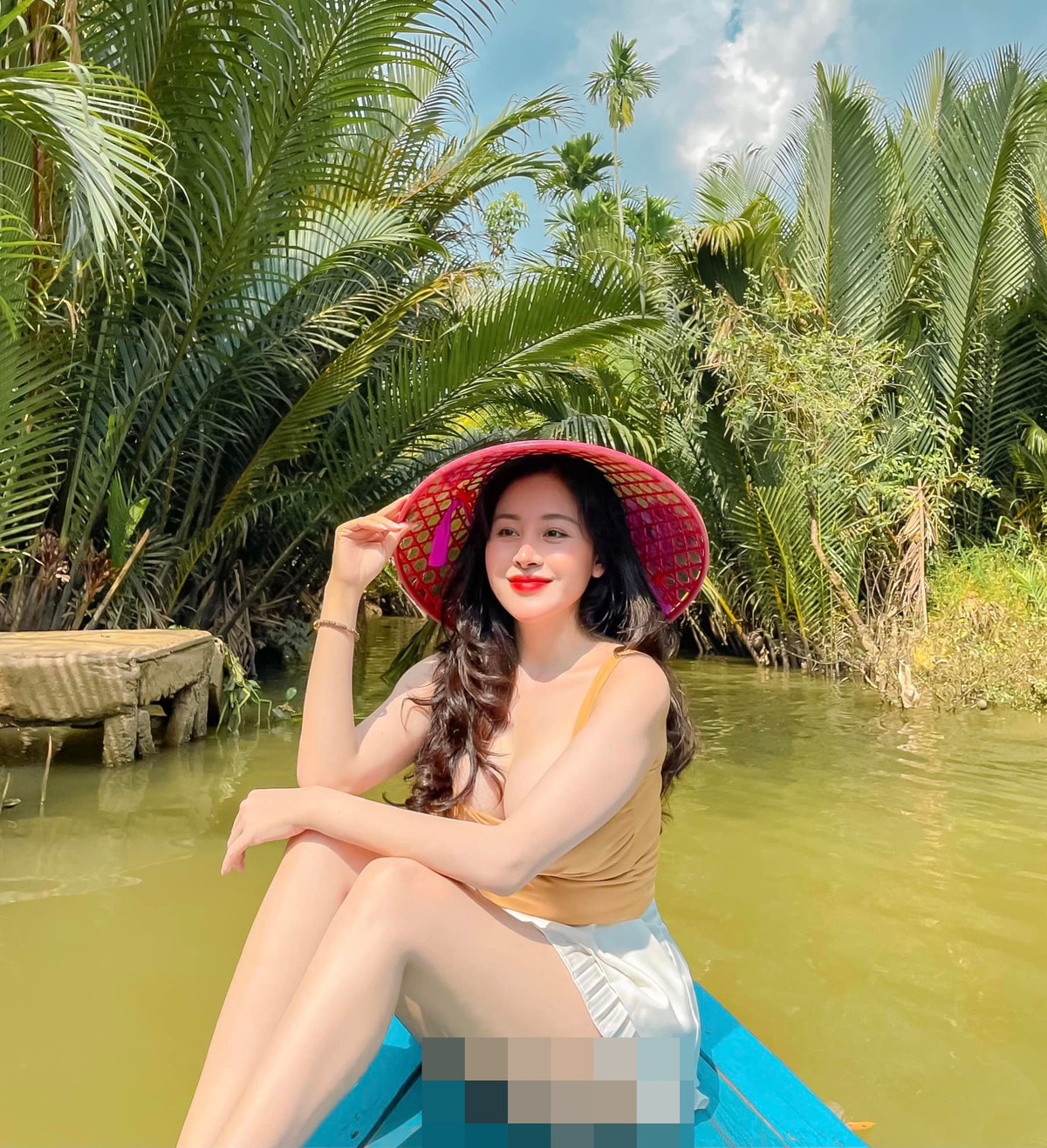 Trên thực tế, đây cũng không phải lần đầu tiên mà cô nàng này gây ra sự chú ý vì những chiếc áo khoét ngực sâu như vậy.