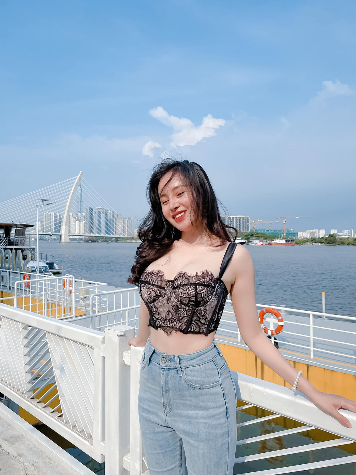Sau quãng thời gian về quê ăn Tết, hot girl bà Tưng hiện đã quay trở lại công việc ở TP HCM. Mới đây, cô nàng check-in khi đi du lịch: "Cái gì vui vẻ thì Huyền Anh ưu tiên. Chào Bến Tre".