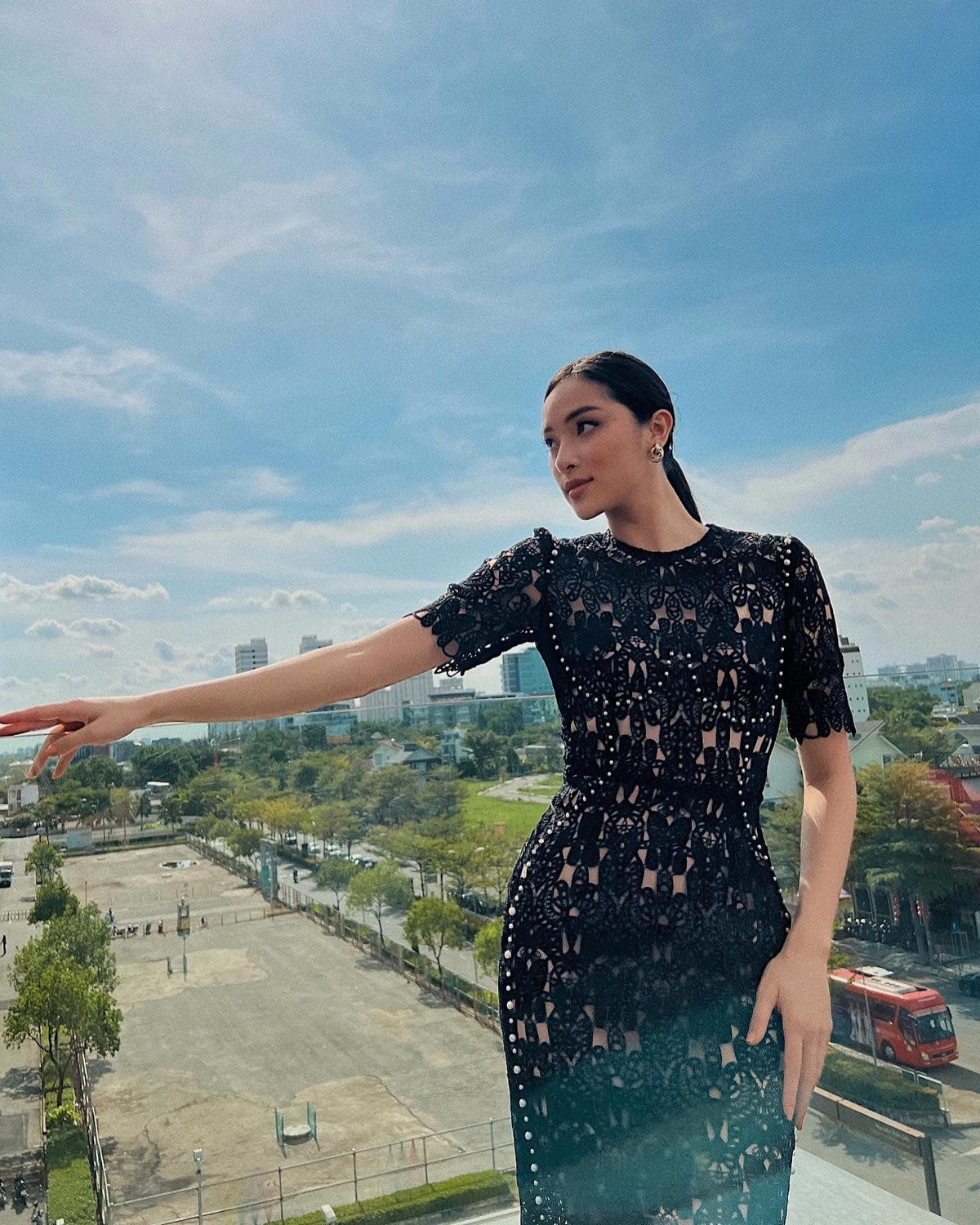 Sở hữu nhan sắc nàng thơ cùng gu ăn mặc thanh lịch, không có gì ngạc nhiên khi cô nàng lọt vào mắt xanh của em chồng Hà Tăng.