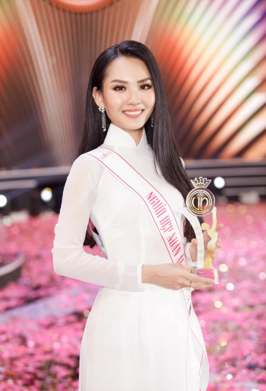 Huỳnh Nguyễn Mai Phương (sinh năm 1999, quê Đồng Nai) là gái xinh nổi tiếng với danh xưng "nữ thần mặt mộc" bởi những bức ảnh không son phấn hớp hồn người đối diện.