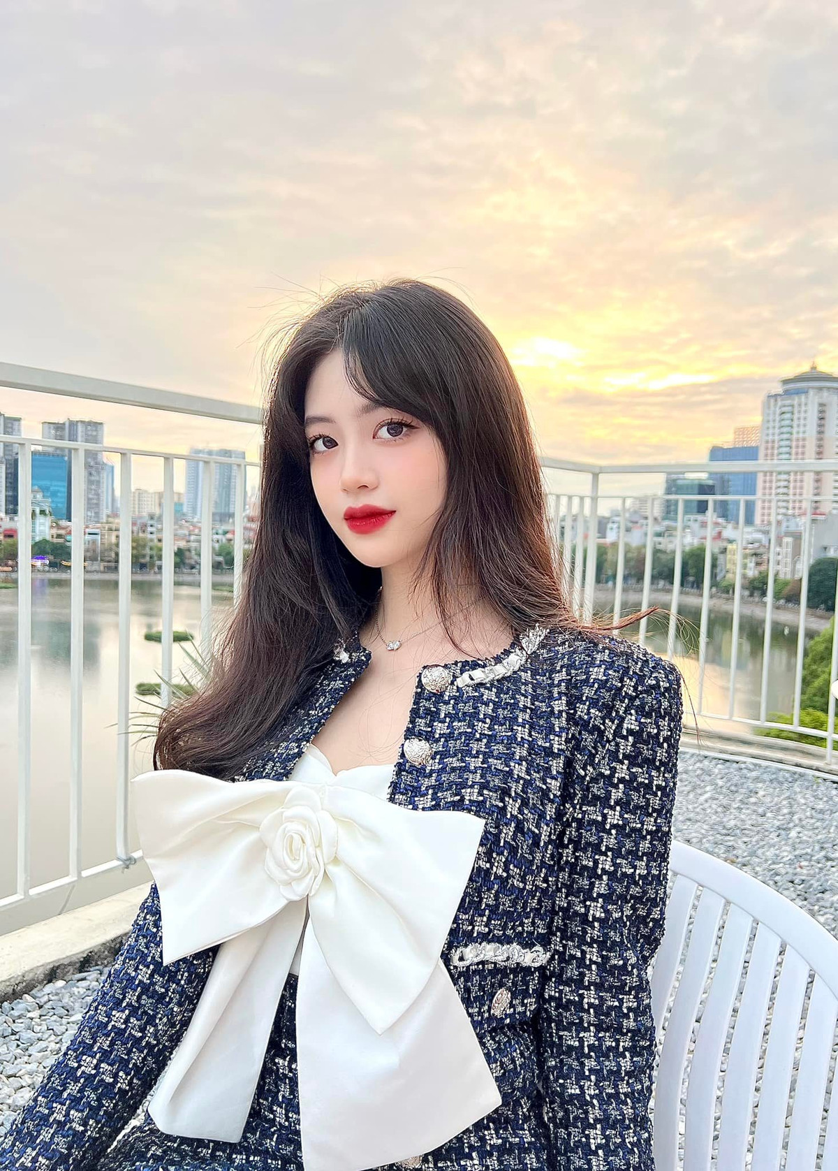 Khánh Linh khiến người khác không thể nào rời mắt khỏi bởi nhan sắc khả ái, vóc dáng thon gọn và nụ cười xinh tươi đầy sức sống.